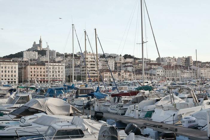 Le vieux port de Marseille remplit de bateaux