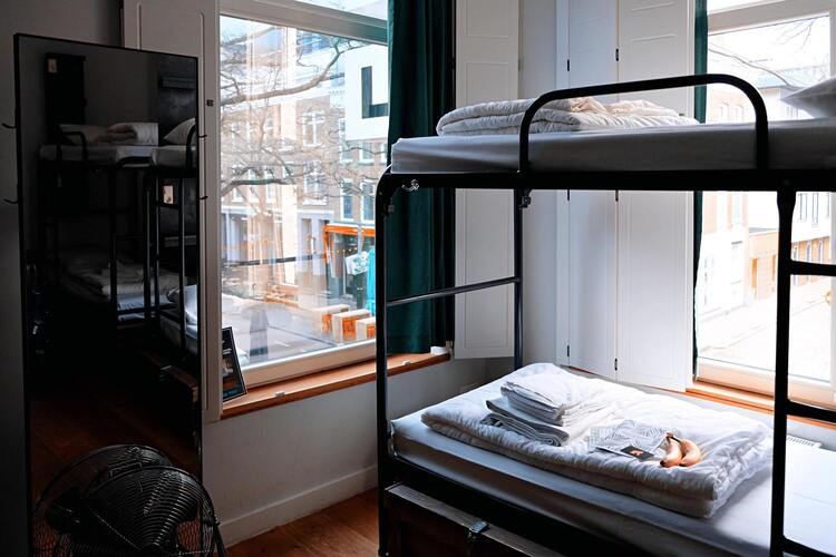 Une chambre de l'Auberge de la Canebière à Marseille