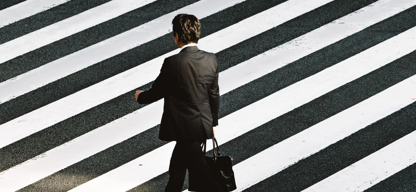 Homme d'affaires traversant un passage piéton